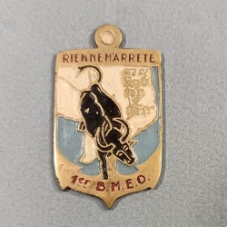 INSIGNE MILITAIRE 1 ER BMEO BATAILLON DE MARCHE EN EXTREME ORIENT FABRICATION EN ARGENT PEINTE LOCALE INDOCHINE