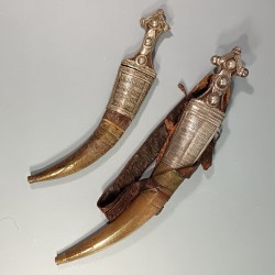 POIGNARD WAHABITE PENINSULE ARABIQUE ET AFRIQUE DE L'EST SABIKI WAHHABITE JAMBYIA DHARIA ENSEMBLE DE 2 POIGNARDS EN ARGENT