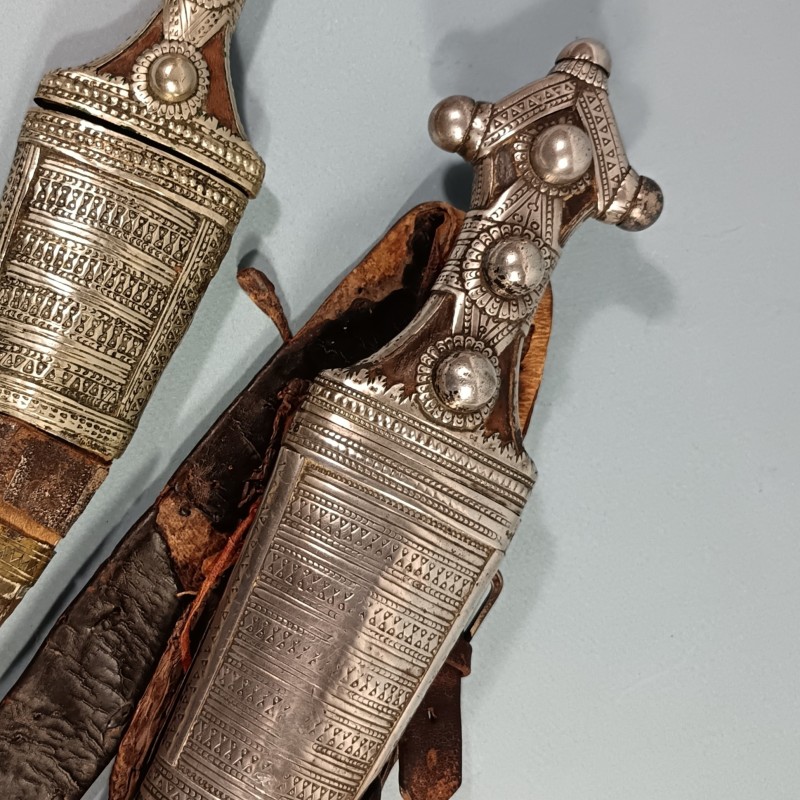 POIGNARD WAHABITE PENINSULE ARABIQUE ET AFRIQUE DE L'EST SABIKI WAHHABITE JAMBYIA DHARIA ENSEMBLE DE 2 POIGNARDS EN ARGENT