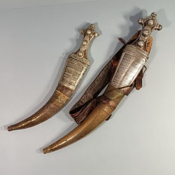 POIGNARD WAHABITE PENINSULE ARABIQUE ET AFRIQUE DE L'EST SABIKI WAHHABITE JAMBYIA DHARIA ENSEMBLE DE 2 POIGNARDS EN ARGENT