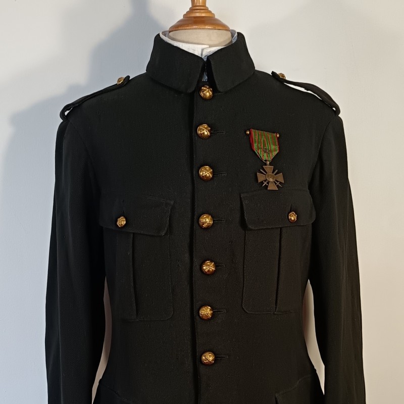 VESTE D'UNIFORME MODELE 1914-15 EN DRAP NOIR D'UN CAPITAINE D'ARTILLERIE DATEE DANS LA POCHE 1917 GUERRE 1914 1918