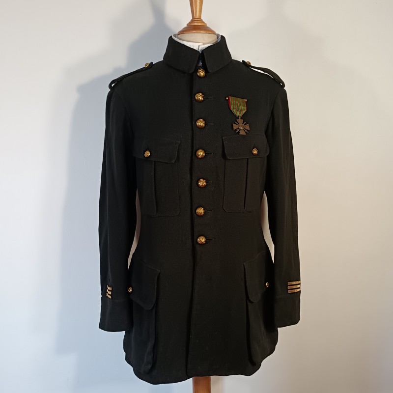 VESTE D'UNIFORME MODELE 1914-15 EN DRAP NOIR D'UN CAPITAINE D'ARTILLERIE DATEE DANS LA POCHE 1917 GUERRE 1914 1918