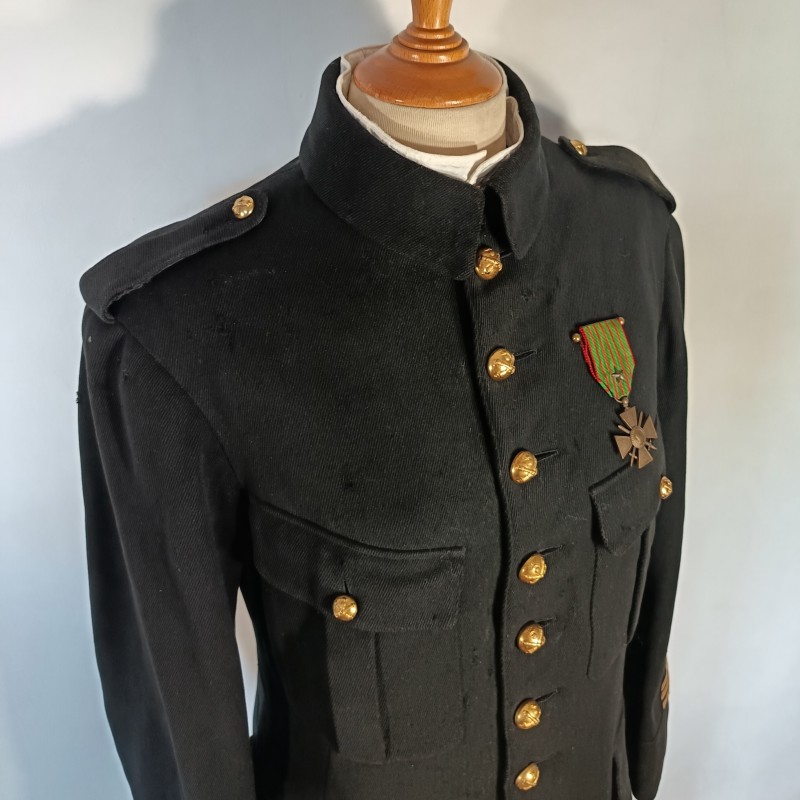 VESTE D'UNIFORME MODELE 1914-15 EN DRAP NOIR D'UN CAPITAINE D'ARTILLERIE DATEE DANS LA POCHE 1917 GUERRE 1914 1918