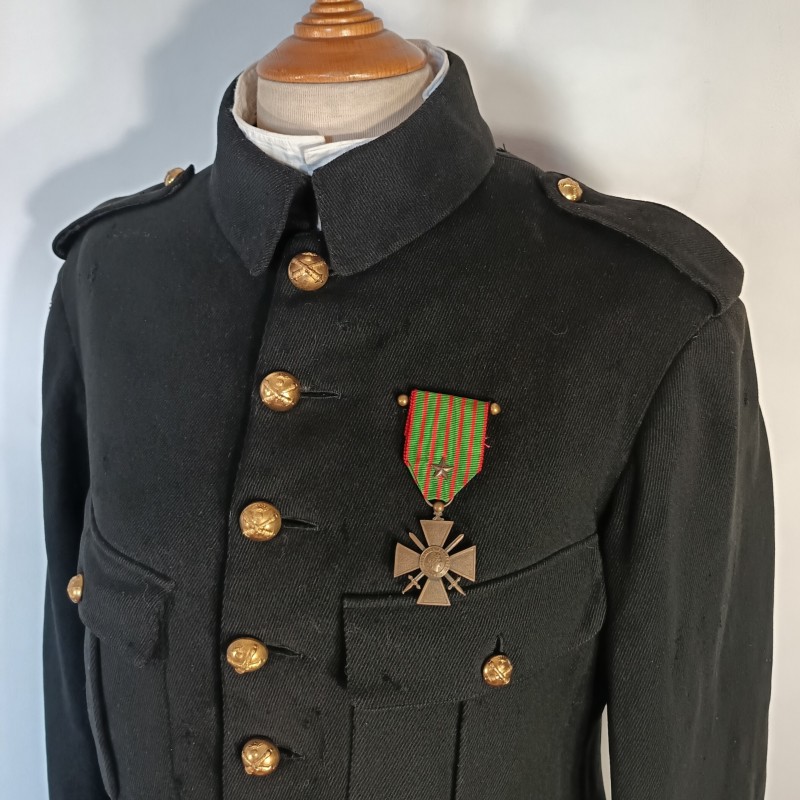 VESTE D'UNIFORME MODELE 1914-15 EN DRAP NOIR D'UN CAPITAINE D'ARTILLERIE DATEE DANS LA POCHE 1917 GUERRE 1914 1918