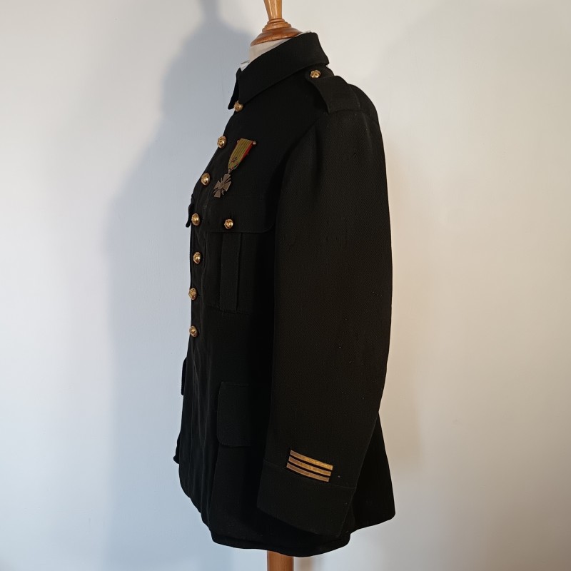 VESTE D'UNIFORME MODELE 1914-15 EN DRAP NOIR D'UN CAPITAINE D'ARTILLERIE DATEE DANS LA POCHE 1917 GUERRE 1914 1918