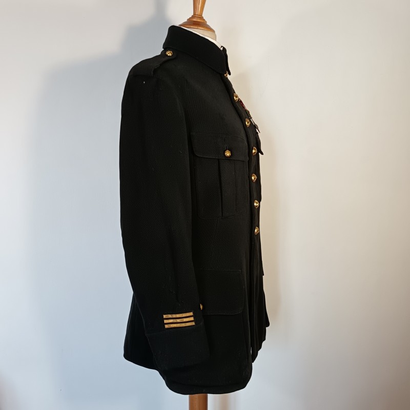 VESTE D'UNIFORME MODELE 1914-15 EN DRAP NOIR D'UN CAPITAINE D'ARTILLERIE DATEE DANS LA POCHE 1917 GUERRE 1914 1918