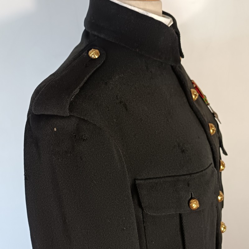 VESTE D'UNIFORME MODELE 1914-15 EN DRAP NOIR D'UN CAPITAINE D'ARTILLERIE DATEE DANS LA POCHE 1917 GUERRE 1914 1918