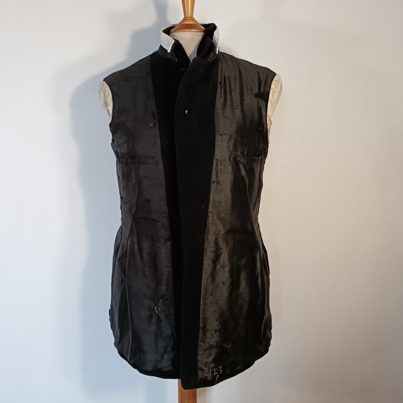 VESTE D'UNIFORME MODELE 1914-15 EN DRAP NOIR D'UN CAPITAINE D'ARTILLERIE DATEE DANS LA POCHE 1917 GUERRE 1914 1918