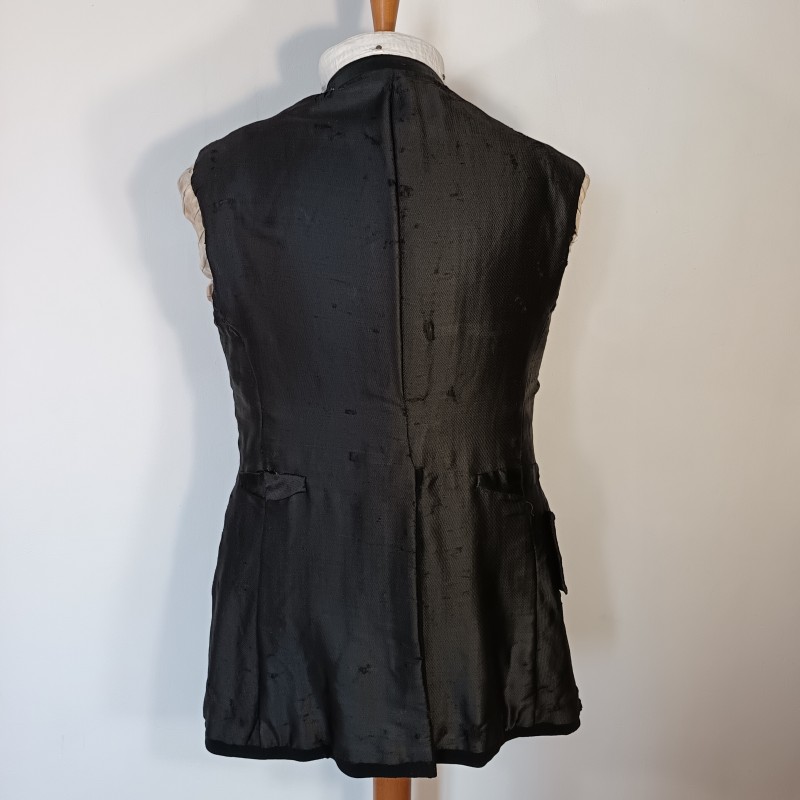 VESTE D'UNIFORME MODELE 1914-15 EN DRAP NOIR D'UN CAPITAINE D'ARTILLERIE DATEE DANS LA POCHE 1917 GUERRE 1914 1918