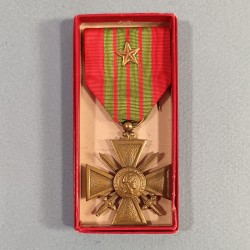 CROIX DE GUERRE DATEE 1939 AVEC UNE ETOILE POUR UNE CITATION A L'ORDRE DU REGIMENT NEUVE EN BOITE CARTON