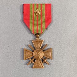 CROIX DE GUERRE DATEE 1939 AVEC UNE ETOILE POUR UNE CITATION A L'ORDRE DU REGIMENT NEUVE EN BOITE CARTON