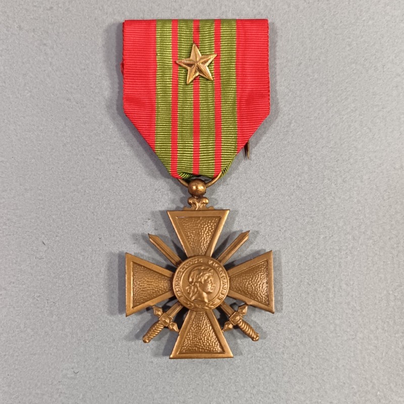 CROIX DE GUERRE DATEE 1939 AVEC UNE ETOILE POUR UNE CITATION A L'ORDRE DU REGIMENT NEUVE EN BOITE CARTON