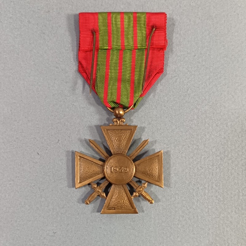 CROIX DE GUERRE DATEE 1939 AVEC UNE ETOILE POUR UNE CITATION A L'ORDRE DU REGIMENT NEUVE EN BOITE CARTON