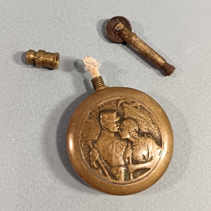 BRIQUET DE POILUS LE BAISE PATRIOTE ET 13 PORTE BONHEUR ARTISANAT DE TRANCHEES SOUVENIR GUERRE 1914 - 1918