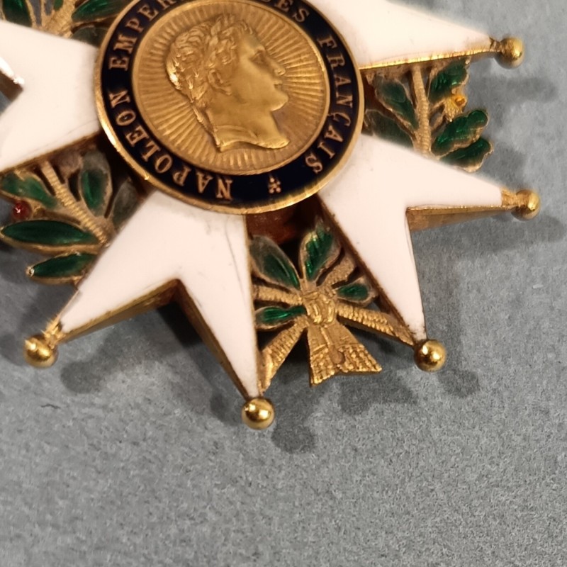FRANCE MEDAILLE EN OR POINCONNEE D'OFFICIER DE L'ORDRE DE LA LEGION D'HONNEUR NAPOLEON III SECOND EMPIRE 1852 1870