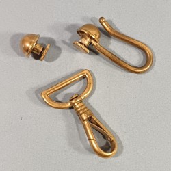 LOT DE MOUSQUETON CROCHET ET ARDILLON D'OCCASION EN LAITON POUR BELIERE DE SABRE SABRETACHE ET SUSPENTES MILITAIRES