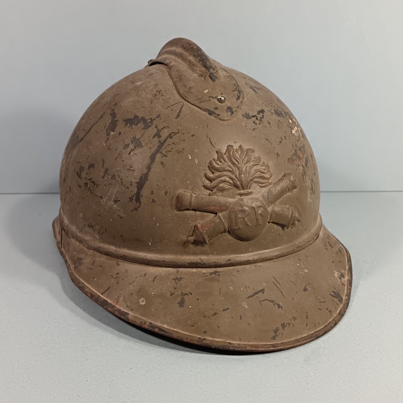 CASQUE ADRIAN MODELE 1915 ARTILLERIE COMPLET GUERRE 1914-1918 COULEUR KAKI DANS SON JUS DE GRENIER