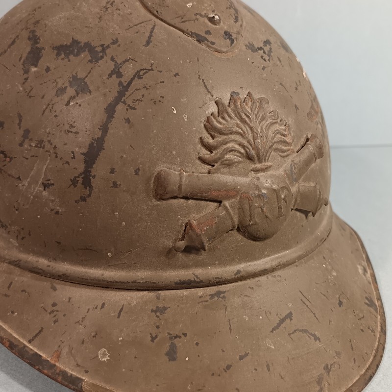 CASQUE ADRIAN MODELE 1915 ARTILLERIE COMPLET GUERRE 1914-1918 COULEUR KAKI DANS SON JUS DE GRENIER