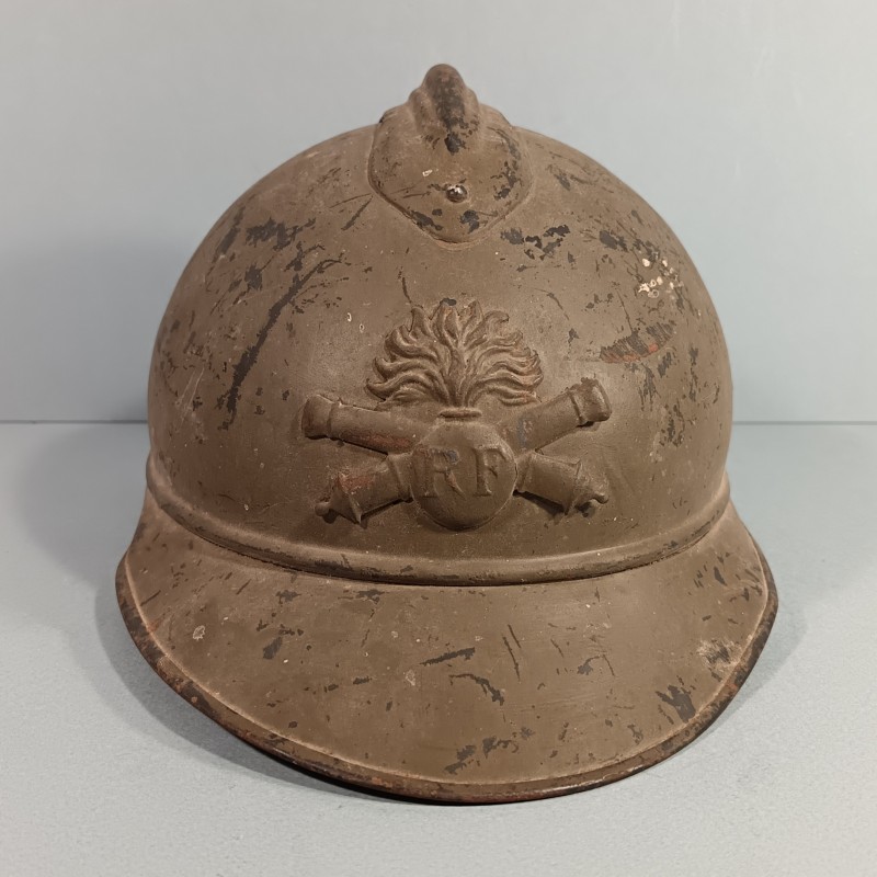 CASQUE ADRIAN MODELE 1915 ARTILLERIE COMPLET GUERRE 1914-1918 COULEUR KAKI DANS SON JUS DE GRENIER