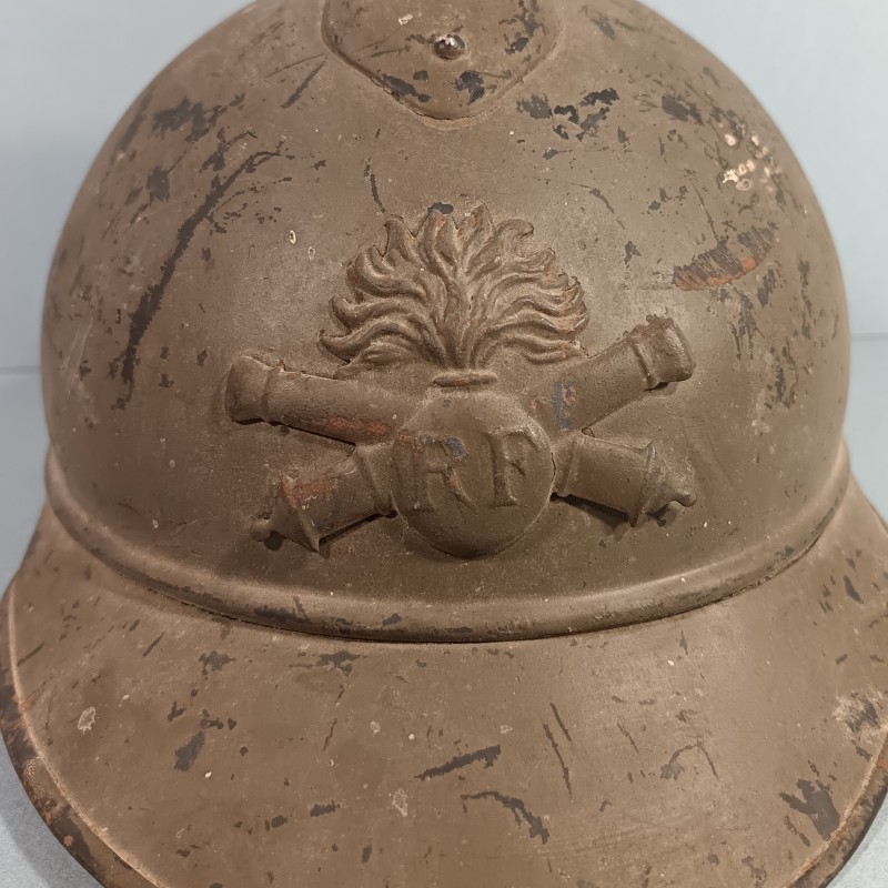 CASQUE ADRIAN MODELE 1915 ARTILLERIE COMPLET GUERRE 1914-1918 COULEUR KAKI DANS SON JUS DE GRENIER