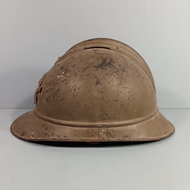 CASQUE ADRIAN MODELE 1915 ARTILLERIE COMPLET GUERRE 1914-1918 COULEUR KAKI DANS SON JUS DE GRENIER
