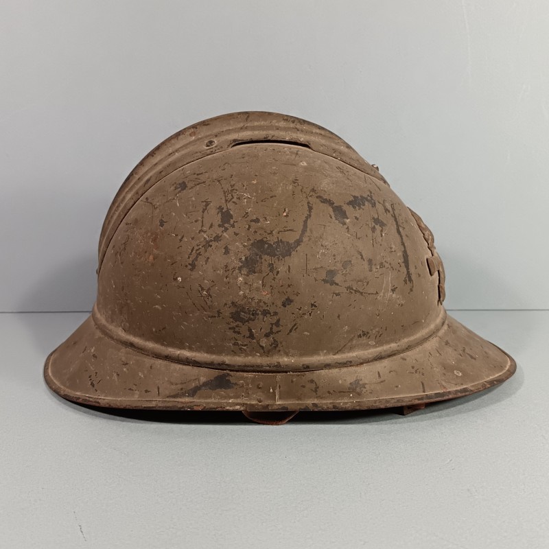 CASQUE ADRIAN MODELE 1915 ARTILLERIE COMPLET GUERRE 1914-1918 COULEUR KAKI DANS SON JUS DE GRENIER
