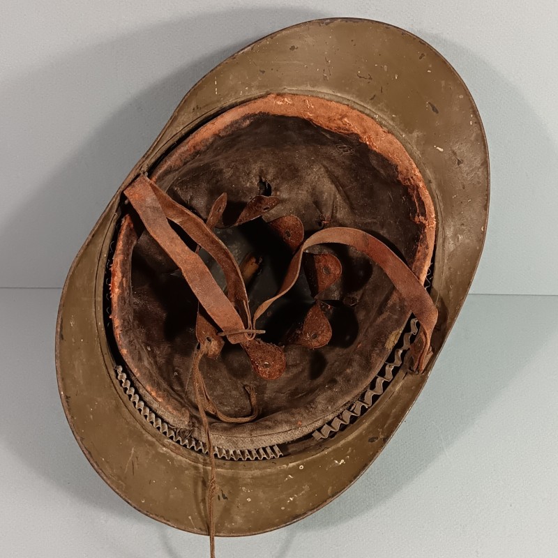 CASQUE ADRIAN MODELE 1915 ARTILLERIE COMPLET GUERRE 1914-1918 COULEUR KAKI DANS SON JUS DE GRENIER