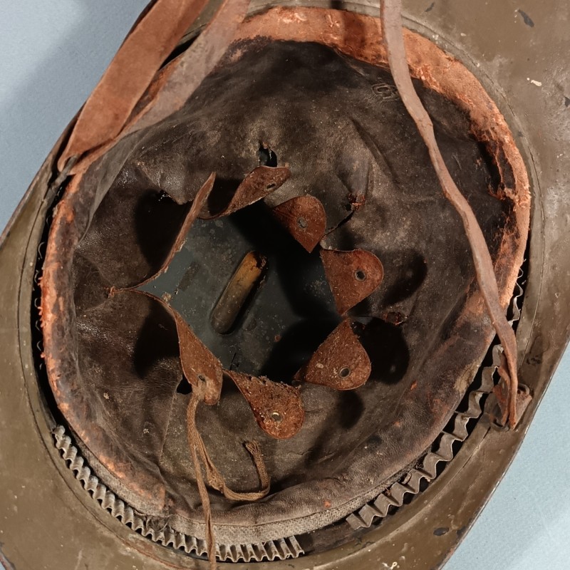 CASQUE ADRIAN MODELE 1915 ARTILLERIE COMPLET GUERRE 1914-1918 COULEUR KAKI DANS SON JUS DE GRENIER