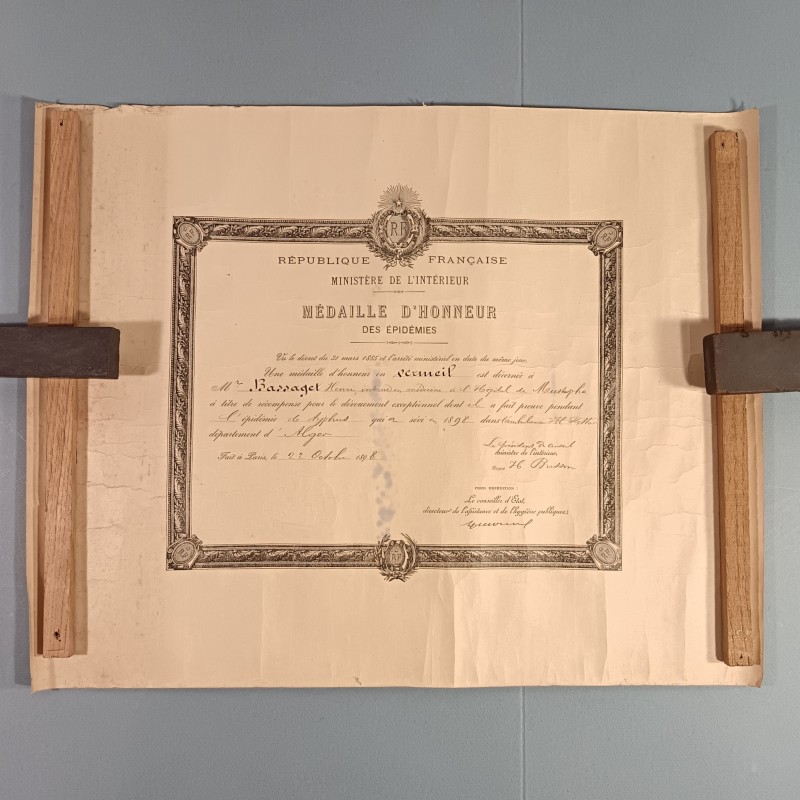 DIPLOME DE LA MEDAILLE D'HONNEUR DES EPIDEMIES EN VERMEIL DECERNEE A BASSAGET H. MEDECIN A L'HOPITAL MUSTAPHA ALGERIE 1898