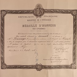 DIPLOME DE LA MEDAILLE D'HONNEUR DES EPIDEMIES EN VERMEIL DECERNEE A BASSAGET H. MEDECIN A L'HOPITAL MUSTAPHA ALGERIE 1898