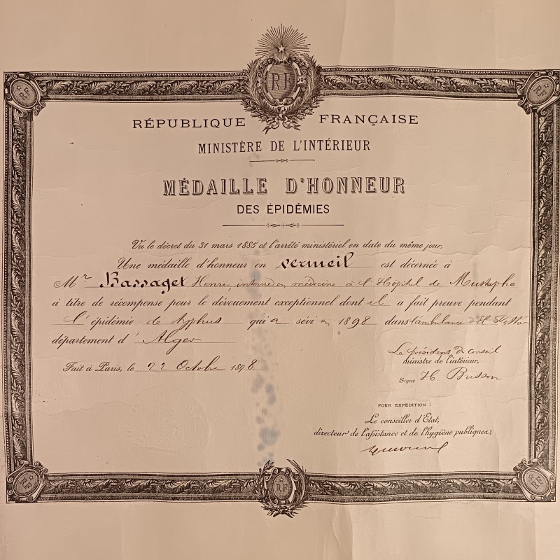 DIPLOME DE LA MEDAILLE D'HONNEUR DES EPIDEMIES EN VERMEIL DECERNEE A BASSAGET H. MEDECIN A L'HOPITAL MUSTAPHA ALGERIE 1898