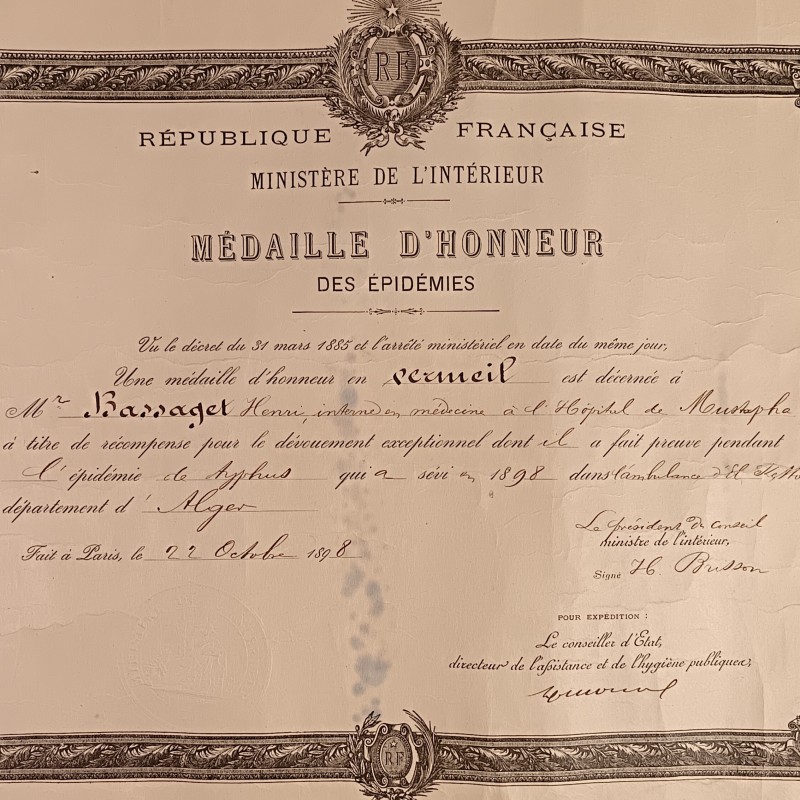 DIPLOME DE LA MEDAILLE D'HONNEUR DES EPIDEMIES EN VERMEIL DECERNEE A BASSAGET H. MEDECIN A L'HOPITAL MUSTAPHA ALGERIE 1898