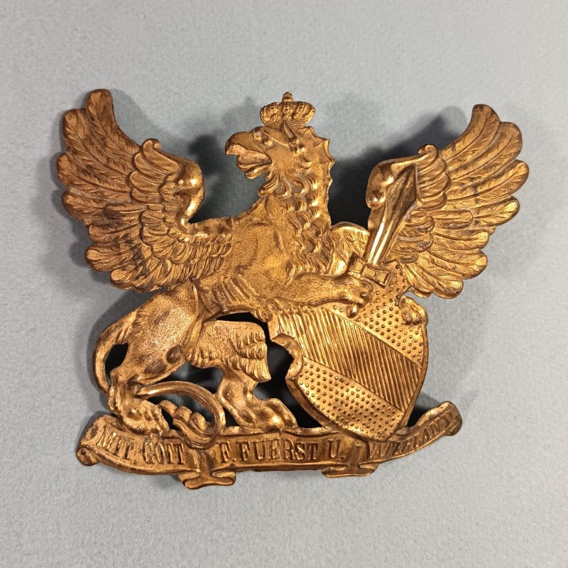 PLAQUE DE CASQUE A POINTE ALLEMAND BADOIS MODELE 1895 EN LAITON GRIFFON MIT GOTT F. FUERST U. WATERLAND