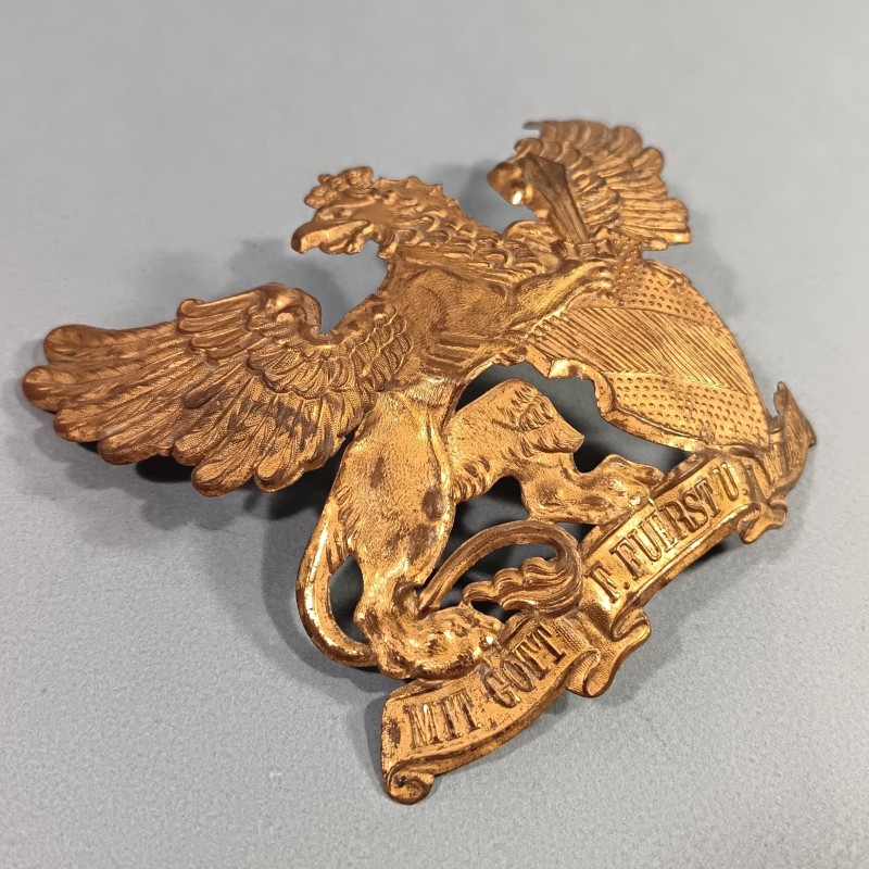 PLAQUE DE CASQUE A POINTE ALLEMAND BADOIS MODELE 1895 EN LAITON GRIFFON MIT GOTT F. FUERST U. WATERLAND