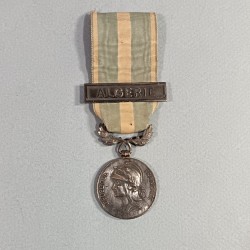 FRANCE MEDAILLE COLONIALE BELIERE BIFACE AVEC BARRETTE ALGERIE A CLAPET FABRICATION MERCIER 1895 - 1913