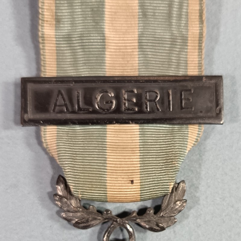 FRANCE MEDAILLE COLONIALE BELIERE BIFACE AVEC BARRETTE ALGERIE A CLAPET FABRICATION MERCIER 1895 - 1913