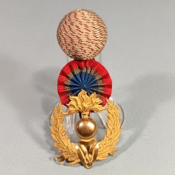 ATTRIBUT ET POMPON DE KEPI D'ADJUDANTS MODELE 1886 OFFICIER D'ADMINISTRATION DU SERVICE DE L'ARTILLERIE ET DU GENIE
