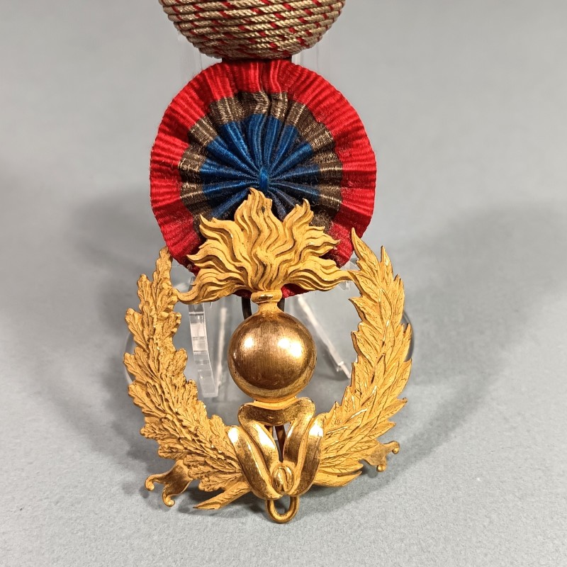 ATTRIBUT ET POMPON DE KEPI D'ADJUDANTS MODELE 1886 OFFICIER D'ADMINISTRATION DU SERVICE DE L'ARTILLERIE ET DU GENIE