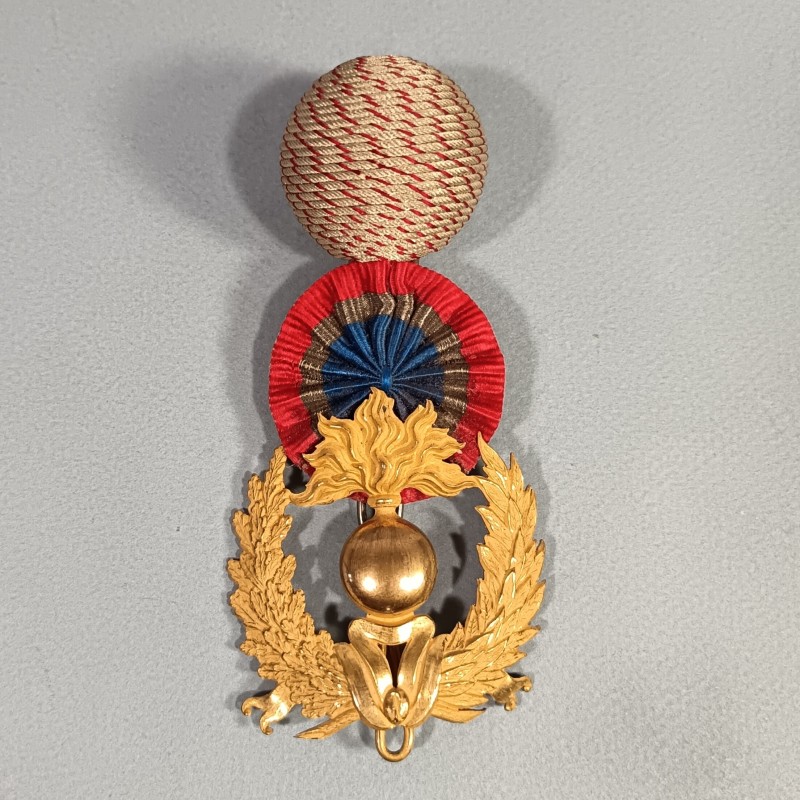 ATTRIBUT ET POMPON DE KEPI D'ADJUDANTS MODELE 1886 OFFICIER D'ADMINISTRATION DU SERVICE DE L'ARTILLERIE ET DU GENIE