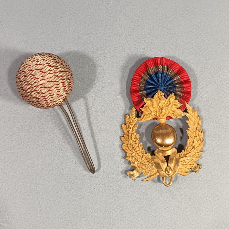 ATTRIBUT ET POMPON DE KEPI D'ADJUDANTS MODELE 1886 OFFICIER D'ADMINISTRATION DU SERVICE DE L'ARTILLERIE ET DU GENIE