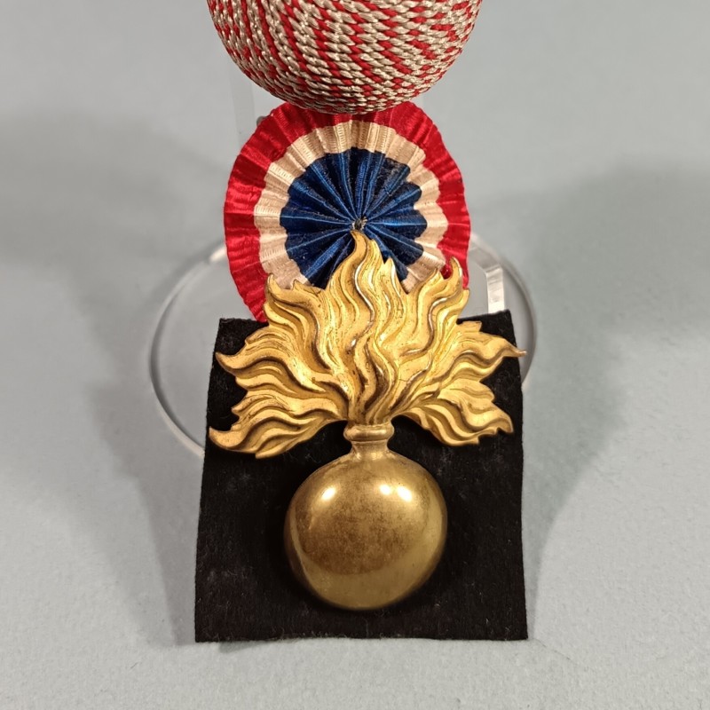 ATTRIBUT OU INSIGNE ET POMPON DE KEPI D'OFFICIERS ET ADJUDANTS MODELE 1886 OFFICIER D'INFANTERIE ET LEGION ETRANGERE