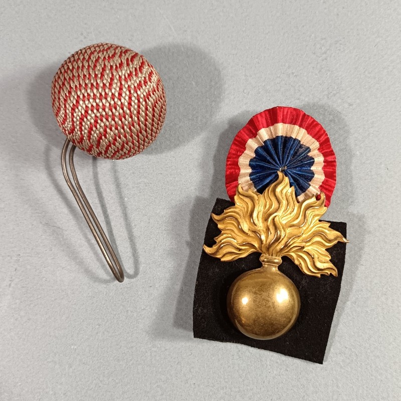 ATTRIBUT OU INSIGNE ET POMPON DE KEPI D'OFFICIERS ET ADJUDANTS MODELE 1886 OFFICIER D'INFANTERIE ET LEGION ETRANGERE