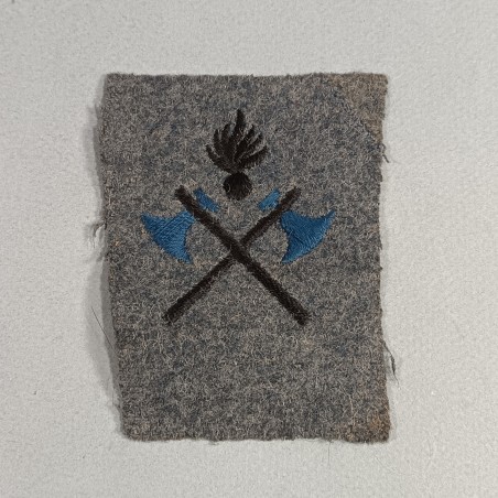 INSIGNE TISSU BREVET DE SAPEURS PIONNIERS ET OUVREIERS D'ART MODELE TROUPE SUR FOND BLEU HORIZON GUERRE 1914 1918
