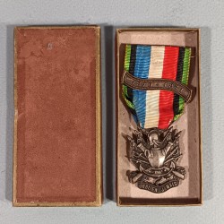 MEDAILLES ANCIEN COMBATTANT GUERRE DE 1870 1871 OUBLIER JAMAIS AVEC BARRETTE 1870-1871