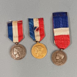 ENSEMBLE DE 2 MEDAILLES DES EPIDEMIES CLASSE ARGENT ET OR ATTRIBUEES A Mlle T. MIQUEL EN 1917 ET 1926 MINISTERE DE LA GUERRE