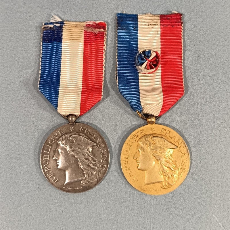 ENSEMBLE DE 2 MEDAILLES DES EPIDEMIES CLASSE ARGENT ET OR ATTRIBUEES A Mlle T. MIQUEL EN 1917 ET 1926 MINISTERE DE LA GUERRE