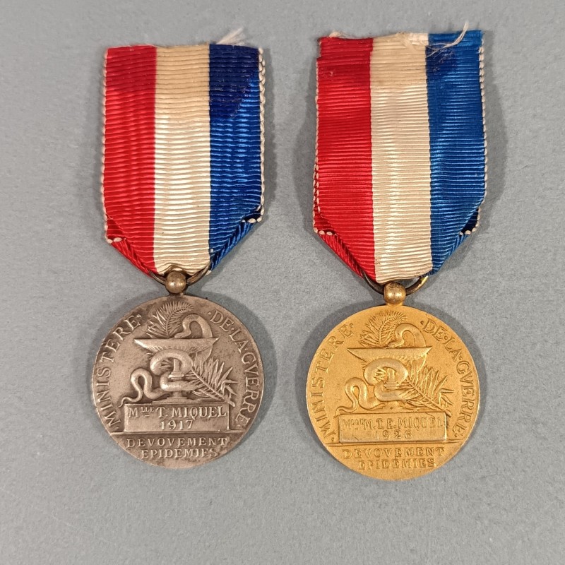ENSEMBLE DE 2 MEDAILLES DES EPIDEMIES CLASSE ARGENT ET OR ATTRIBUEES A Mlle T. MIQUEL EN 1917 ET 1926 MINISTERE DE LA GUERRE