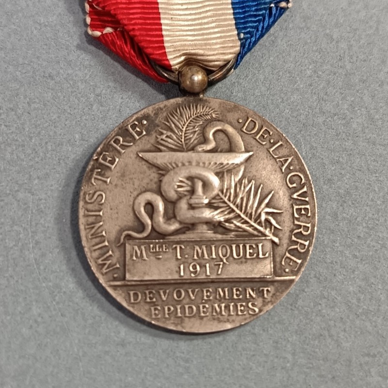 ENSEMBLE DE 2 MEDAILLES DES EPIDEMIES CLASSE ARGENT ET OR ATTRIBUEES A Mlle T. MIQUEL EN 1917 ET 1926 MINISTERE DE LA GUERRE