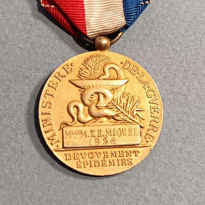 ENSEMBLE DE 2 MEDAILLES DES EPIDEMIES CLASSE ARGENT ET OR ATTRIBUEES A Mlle T. MIQUEL EN 1917 ET 1926 MINISTERE DE LA GUERRE