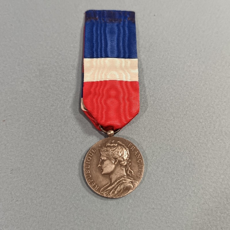 ENSEMBLE DE 2 MEDAILLES DES EPIDEMIES CLASSE ARGENT ET OR ATTRIBUEES A Mlle T. MIQUEL EN 1917 ET 1926 MINISTERE DE LA GUERRE